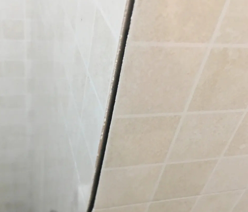 瓦房店瓷砖空鼓维修公司分享阳台瓷砖脱落的修复过程可以分为以下几个步骤