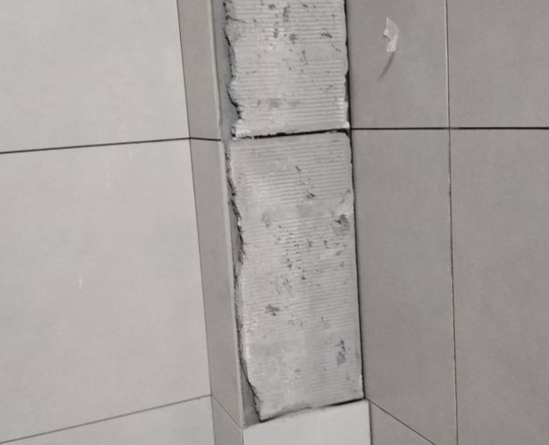 瓦房店瓷砖空鼓维修公司分享下瓷砖施工前基层浇水润湿程度不足，可能导致以下问题