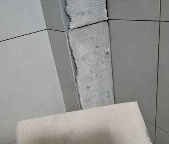 瓦房店瓷砖空鼓维修公司分享下厨房瓷砖脱落的补救措施。